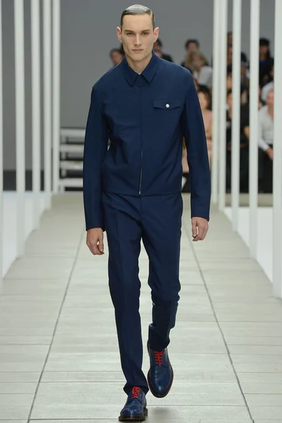 Look 16